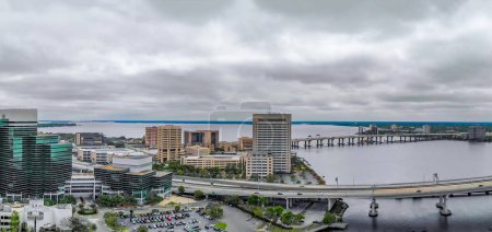Téléchargez les photos : Panoramic aerial view of Jacksonville skyline from drone at sunset, Florida - USA - en image libre de droit