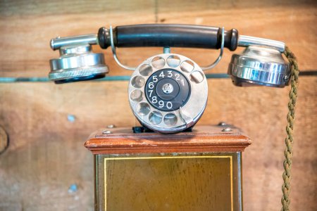 Foto de Teléfono antiguo vintage con prismáticos bodegón conceptual. - Imagen libre de derechos