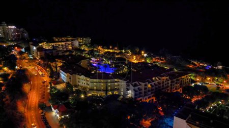 Téléchargez les photos : Vue aérienne de Funchal la nuit à Madère, Portugal. - en image libre de droit