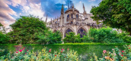 Téléchargez les photos : Belle vue Cathédrale Notre Dame avec jardin et fleurs - Paris
. - en image libre de droit