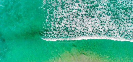 Téléchargez les photos : Beautiful waves along Pennington Bay, Kangaroo Island overhead aerial view. - en image libre de droit