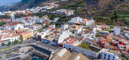 Foto de Vista aérea de la costa de Garachico en la costa norte de Tenerife, Islas Canarias - Imagen libre de derechos