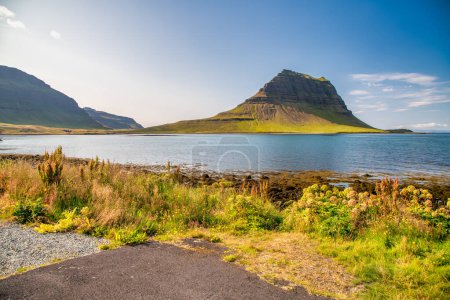Téléchargez les photos : Kirkjufell montagne et océan en saison estivale, Islande. - en image libre de droit