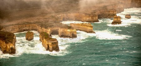 Téléchargez les photos : Vue aérienne des cheminées de calcaire des Douze Apôtres, Australie - en image libre de droit