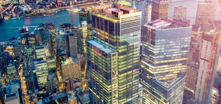 Téléchargez les photos : Skyline nocturne aérienne du Lower Manhattan - en image libre de droit