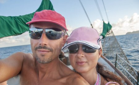 Téléchargez les photos : Selfie d'un heureux couple caucasien en vacances relaxant pendant une croisière. - en image libre de droit