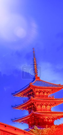 Foto de Antiguo templo budista de Hokan-ji en el casco antiguo de Kioto en la madrugada. Cielo azul brillante contrasta con pagoda tradicional. - Imagen libre de derechos