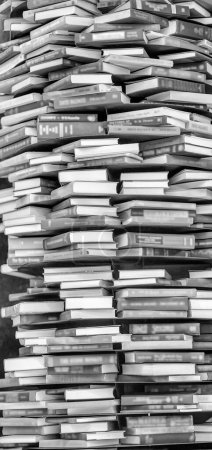 Foto de Montón de libros antiguos en una librería, vista lateral de muchos libros. Concepto educativo. - Imagen libre de derechos