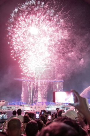 Foto de Singapur - 31 de diciembre de 2019: fuegos artificiales en el cielo para la víspera de Año Nuevo. - Imagen libre de derechos