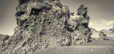 Téléchargez les photos : Rock formations in Djupalonssandur beach, Iceland. - en image libre de droit