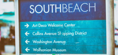 Téléchargez les photos : MIAMI, FL - 25 FÉVRIER 2016 : Directions routières et panneaux à South Beach - en image libre de droit