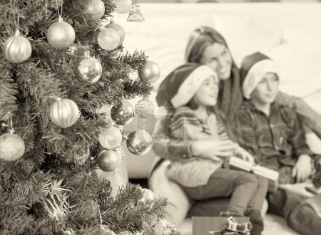 Foto de Feliz sonriente familia caucásica en casa para la Navidad desenvolviendo regalos de Navidad - Imagen libre de derechos