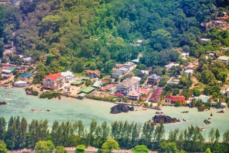 Téléchargez les photos : Aerial view of Mahe' Island and homes from airplane, Seychelles. - en image libre de droit