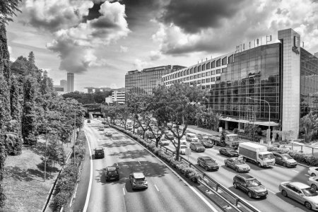 Foto de Singapur - 31 de diciembre de 2019: Tráfico urbano en las afueras. - Imagen libre de derechos