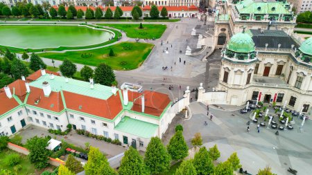 Téléchargez les photos : Vue aérienne du célèbre Schloss Belvedere à Vienne, construit par Johann Lukas von Hildebrandt comme résidence d'été pour le prince Eugène de Savoie. - en image libre de droit