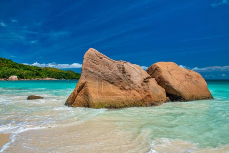 Foto de Amazing picturesque paradise beach with granite rocks and white sand, turquoise water on a tropical landscape, Seychelles. - Imagen libre de derechos