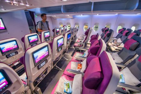 Foto de Doha, Qatar - 17 de agosto de 2018: Interior de Qatar Airways Airbus A380. - Imagen libre de derechos