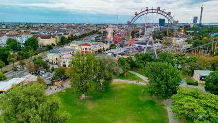 Téléchargez les photos : Vue aérienne du parc d'attractions Prater et du paysage urbain de Vienne, Autriche. - en image libre de droit