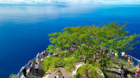 Foto de Madeira, Portugal - 4 de septiembre de 2022: Los turistas disfrutan del mirador en Cabo Girao, vista aérea. - Imagen libre de derechos