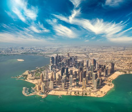 Foto de Vista aérea del horizonte de Doha desde el avión. Rascacielos modernos al atardecer, Qatar. - Imagen libre de derechos