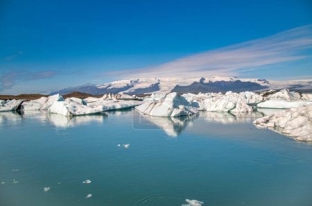 Téléchargez les photos : Icebergs in the Jokulsarlon Lagoon in summer season, Iceland. - en image libre de droit