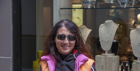 Téléchargez les photos : Portrait d'une femme caucasienne heureuse devant la bijouterie. - en image libre de droit