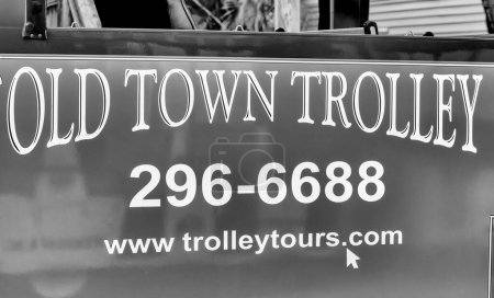 Téléchargez les photos : Key West, Floride - 20 février 2016 : Vieille ville Trolley panneau arrière le long des rues de la ville - en image libre de droit