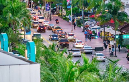 Foto de Miami, FL - 25 de febrero de 2016: Tráfico de coches en Miami Beach al atardecer, vista aérea. - Imagen libre de derechos