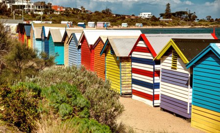 Foto de Cabañas coloridas en Brighton Beach en una mañana soleada, Australia - Imagen libre de derechos