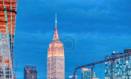 Foto de Vista al atardecer del horizonte de Midtown Manhattan vista desde un viaje en ferry por la ciudad - Imagen libre de derechos