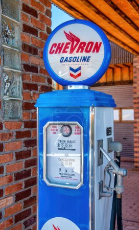 Foto de WILLIAMS, AZ - 29 de junio de 2018: Old Chevron Gasoline Pump frente a tiendas de souvenirs en Williams, una de las ciudades de la famosa ruta 66 - Imagen libre de derechos