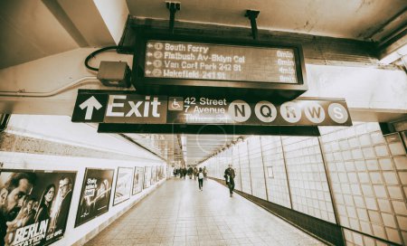 Foto de NUEVA YORK CITY - DICIEMBRE 2018: Interior de una estación de metro de Manhattan
. - Imagen libre de derechos