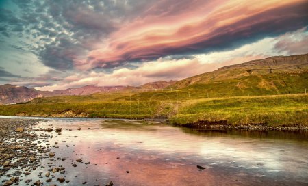 Foto de Kirkjufellfoss paisaje al atardecer de verano, Islandia. - Imagen libre de derechos