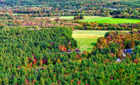 Foto de Fall Foliage a través de las colinas de Vermont. Pico de color otoño en un hermoso día soleado en Nueva Inglaterra. - Imagen libre de derechos