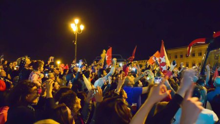 Foto de PISA, ITALIA - 15 DE JUNIO DE 2016: Celebraciones en la noche para la promoción del equipo de fútbol. Gente loca de alegría en la calle. - Imagen libre de derechos