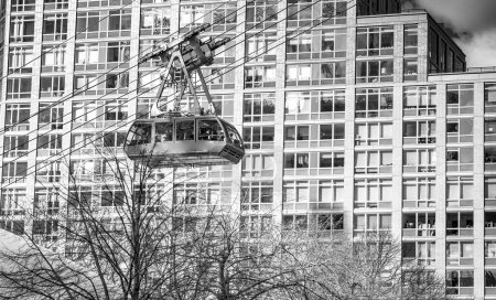 Foto de Cable car in the middle of the city. - Imagen libre de derechos