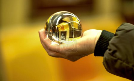 Téléchargez les photos : Femme tenir une boule de cristal avec réflexion de train de métro. - en image libre de droit