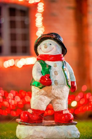 Téléchargez les photos : Décoration bonhomme de neige de Noël devant une maison. - en image libre de droit