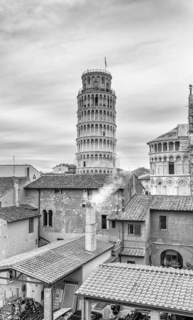 Téléchargez les photos : Pise, Toscane. Vue aérienne de la place des Miracles et des maisons de ville
. - en image libre de droit
