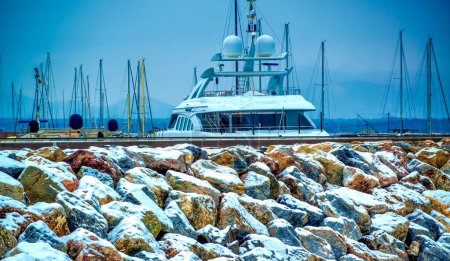 Téléchargez les photos : Petit port à Marina di Pisa après une tempête de neige - Toscane, Italie. - en image libre de droit