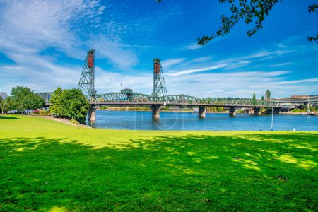 Foto de Portland, Oregon. Puente Hawthorne en un día soleado de verano - Imagen libre de derechos