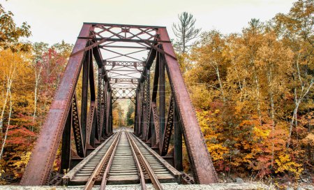 Foto de Puente de Nueva Inglaterra en temporada de follaje. - Imagen libre de derechos