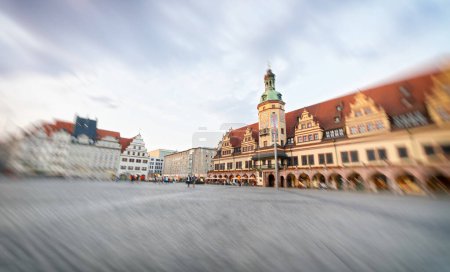 Téléchargez les photos : LEIPZIG, ALLEMAGNE - 17 JUILLET 2016 : Les touristes visitent Marketplatz au coucher du soleil. Leipzig attire 3 millions de touristes chaque année
. - en image libre de droit