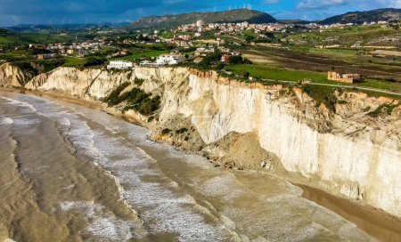 Foto de Vista aérea de la Escalera de los Turcos. Scala dei Turchi es un acantilado rocoso en la costa sur de Sicilia, Italia. - Imagen libre de derechos