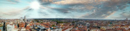 Téléchargez les photos : Madrid, Espagne. Vue aérienne panoramique incroyable du centre-ville et des points de repère au coucher du soleil. - en image libre de droit