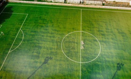 Foto de Campo de fútbol en el campo, vista aérea desde el dron. - Imagen libre de derechos
