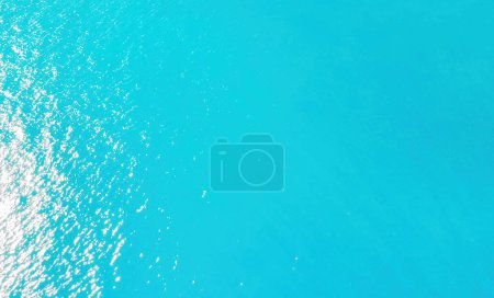 Téléchargez les photos : Overhead aerial view of beautiful ocean water. - en image libre de droit