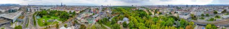 Téléchargez les photos : Vienne, Autriche. Vue aérienne panoramique de Prater et des toits de la ville. - en image libre de droit