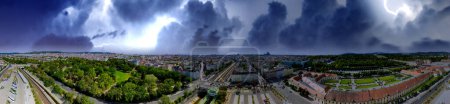 Téléchargez les photos : Palais Schonbrunn vue panoramique aérienne lors d'une tempête à Vienne, Autriche. Schloss Schoenbrunn est une résidence impériale d'été. - en image libre de droit