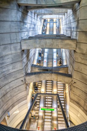 Foto de Viena, Austria - 22 de agosto de 2022: Escalera larga y escalera mecánica en una moderna estación de metro de la ciudad. - Imagen libre de derechos